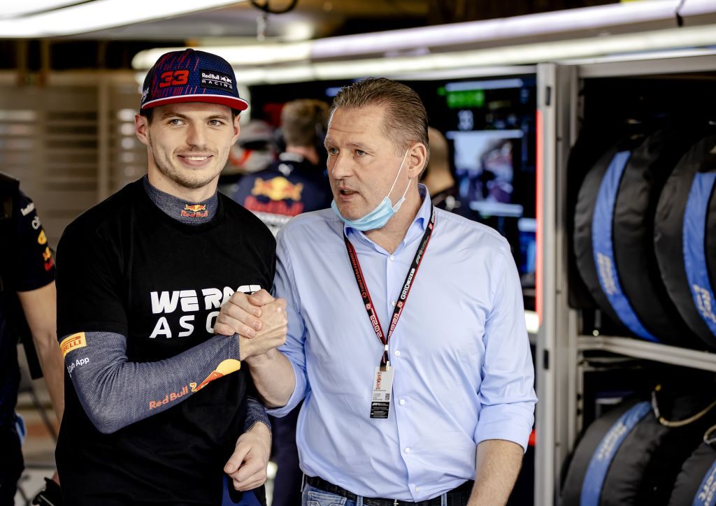 Max Verstappens far langer ud efter Red Bull