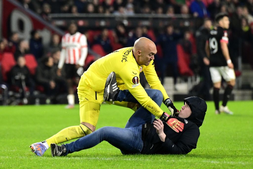 Overfaldt Sevilla-målmand på banen: Nu har han fået sin straf
