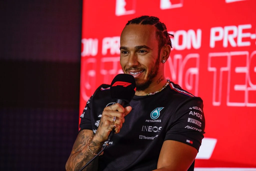 Lewis Hamilton med klar stikpille til Sergio Perez