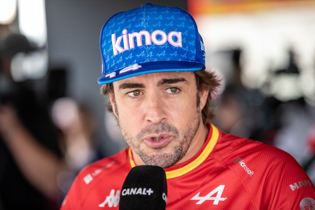 Fernando Alonso med stikpille til Russell og Hamilton