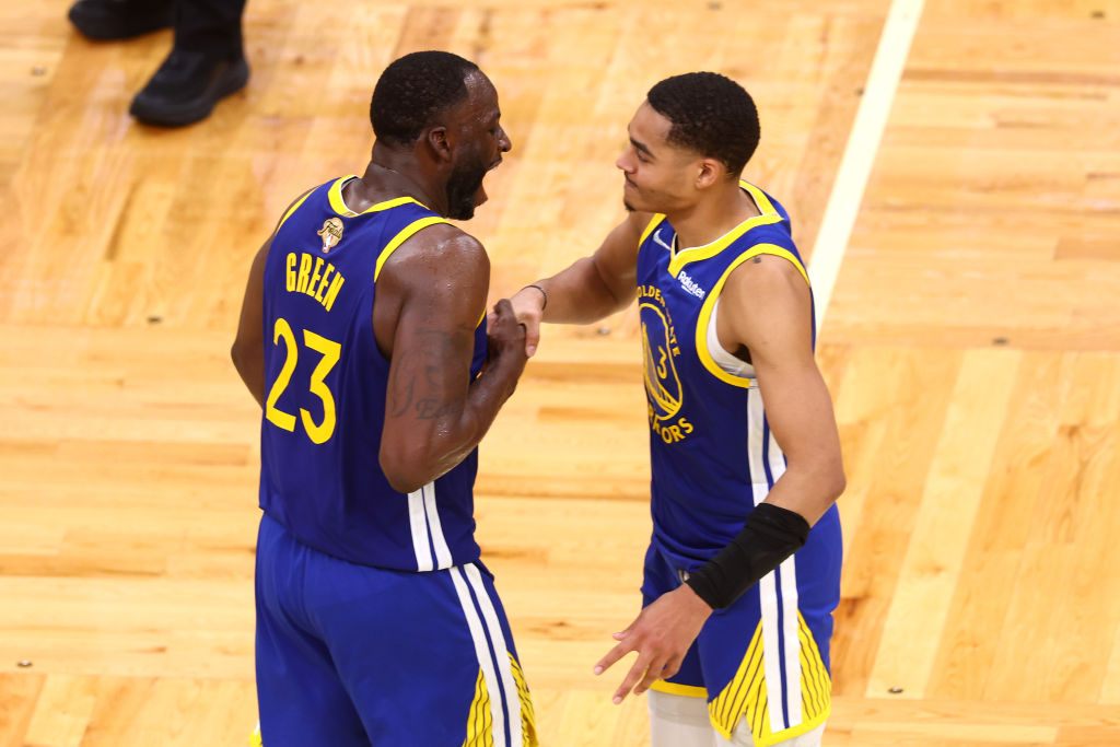 Video går viralt: NBA-stjerne slår holdkammerat i gulvet