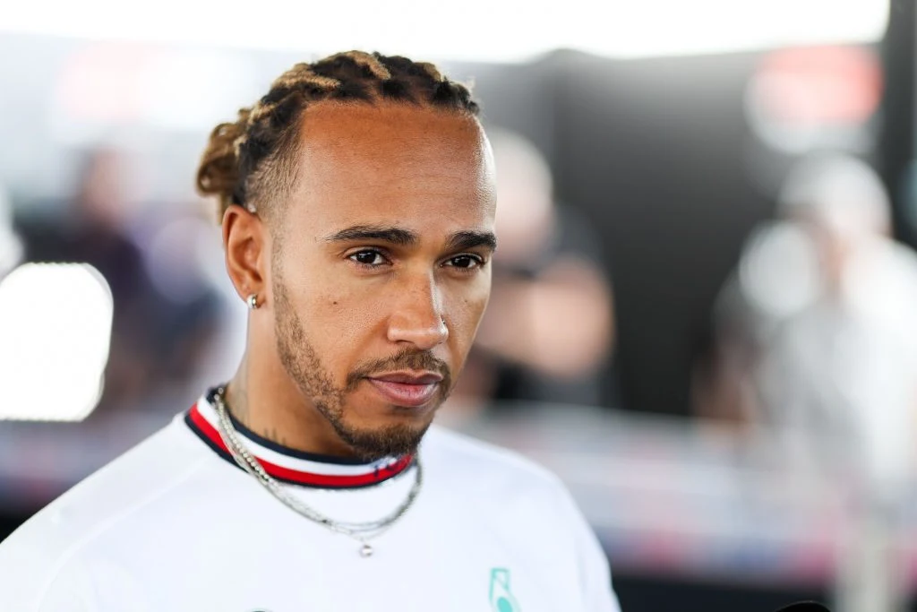 Hamilton med stikpille til Verstappen og Perez