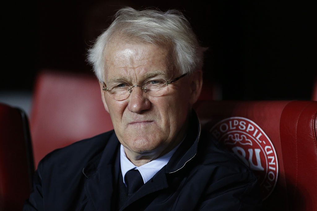 Morten Olsen hylder Simon Kjær