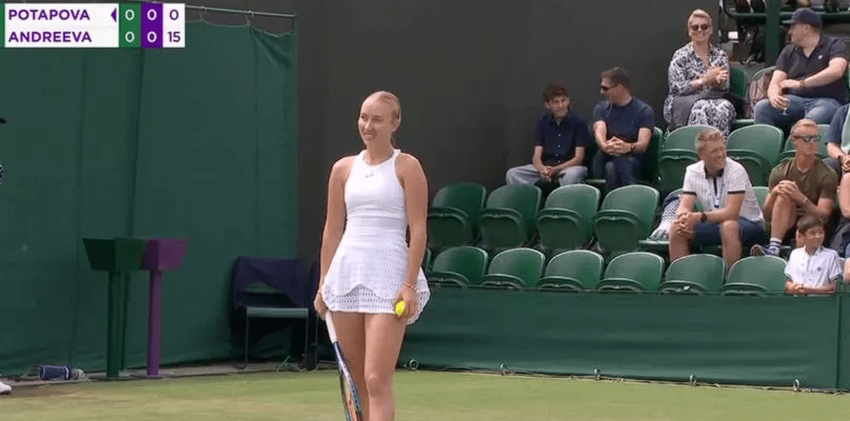 Sker kun under Wimbledon: Kommentator brød ud i grin da tilskuer gjorde dette