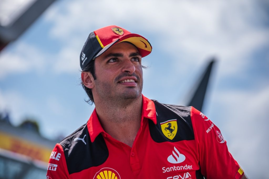 Sagde han virkelig det? Derfor fik Carlos Sainz bøde på 150.000 kroner for toiletbesøg under Grand Prix