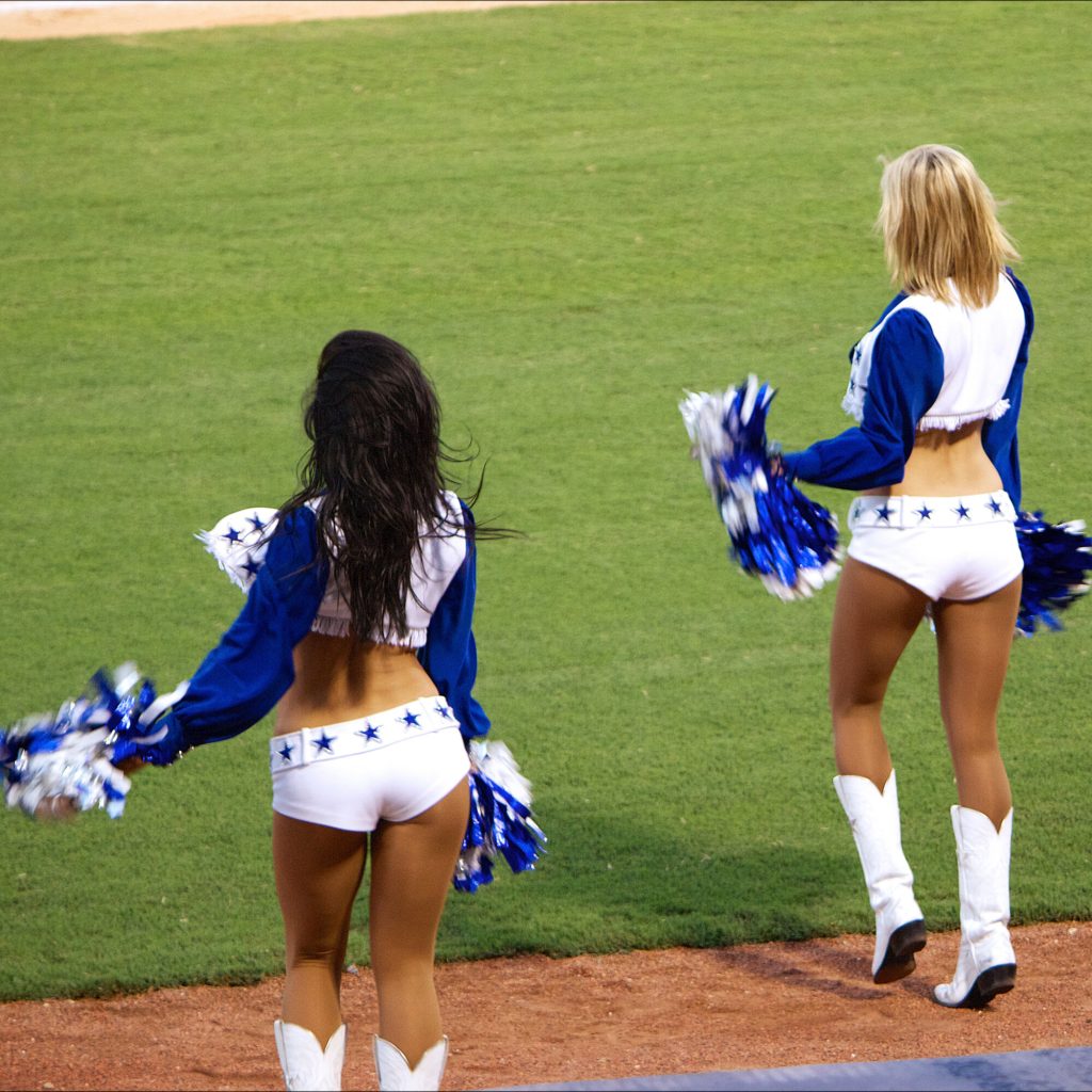Så du det i nat: Dallas Cowboys flotte cheerleader ramt hårdt i nattens kamp