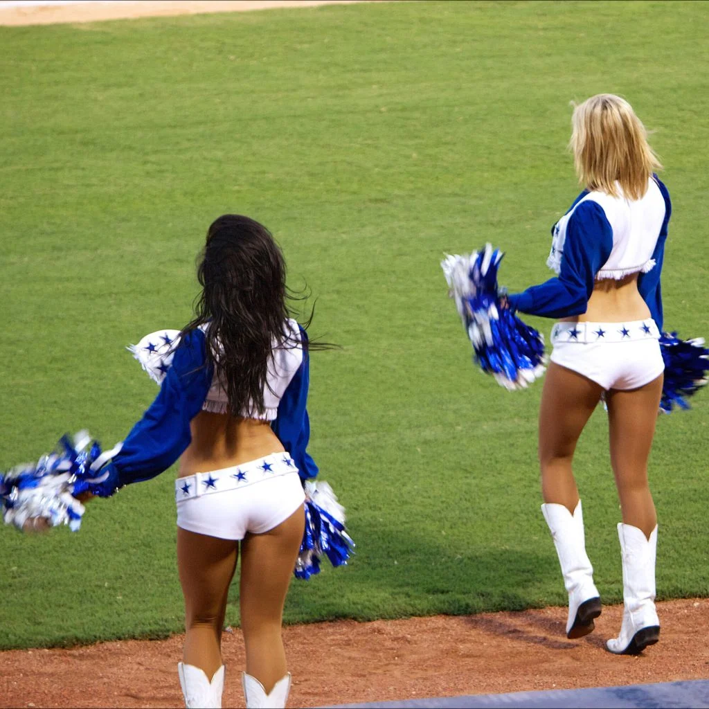 Så du det i nat: Dallas Cowboys flotte cheerleader ramt hårdt i nattens kamp