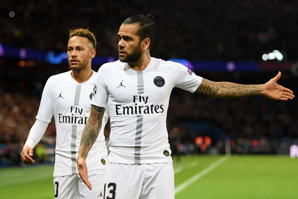 Dani Alves sidder i varetægtsfængsel: Så svimlende mange penge har Neymar givet ham