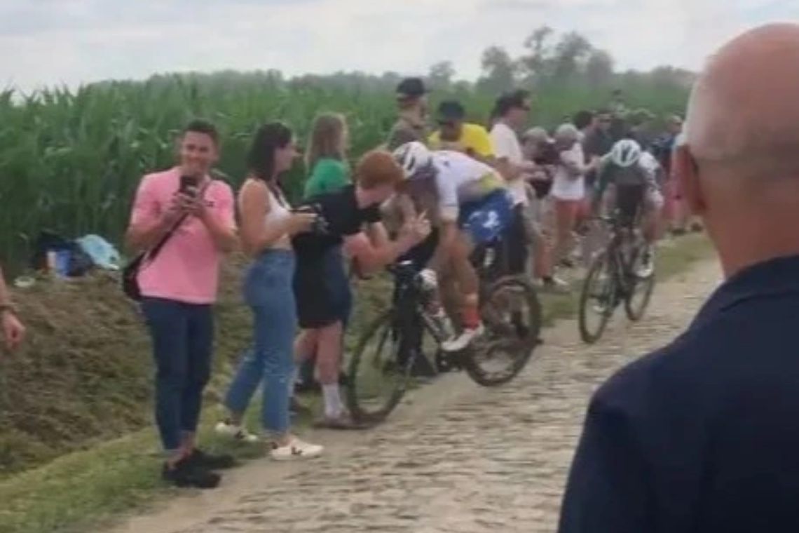 Rytter udgået af Tour de France med brækket nakke efter sammenstød med tilskuer