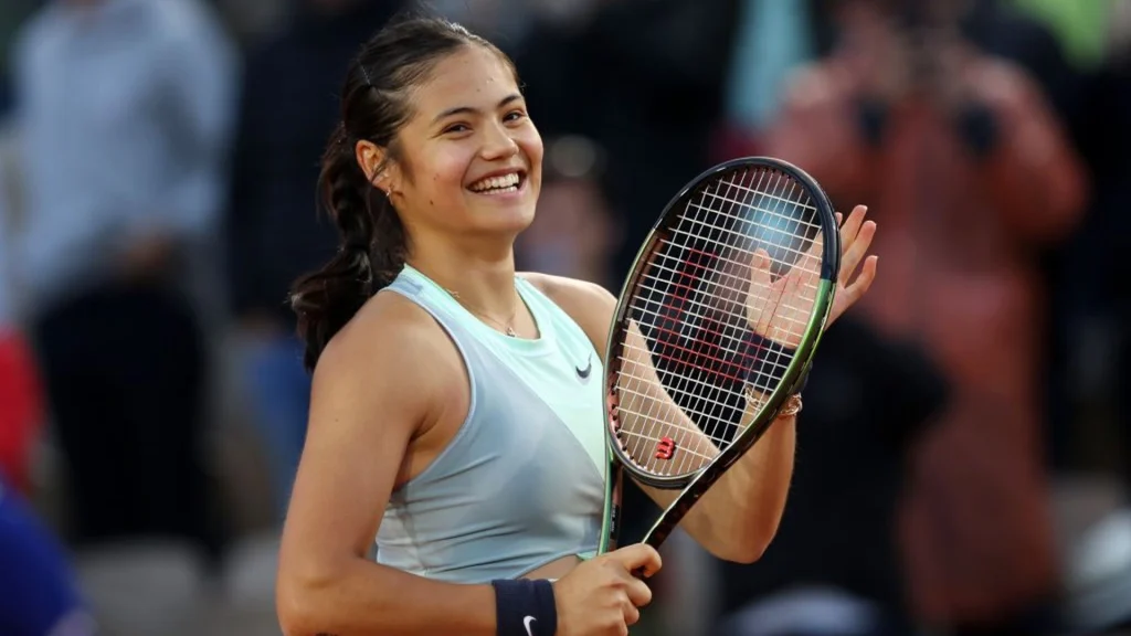Tennisstjernen Emma Raducanu langer ud efter kritikere