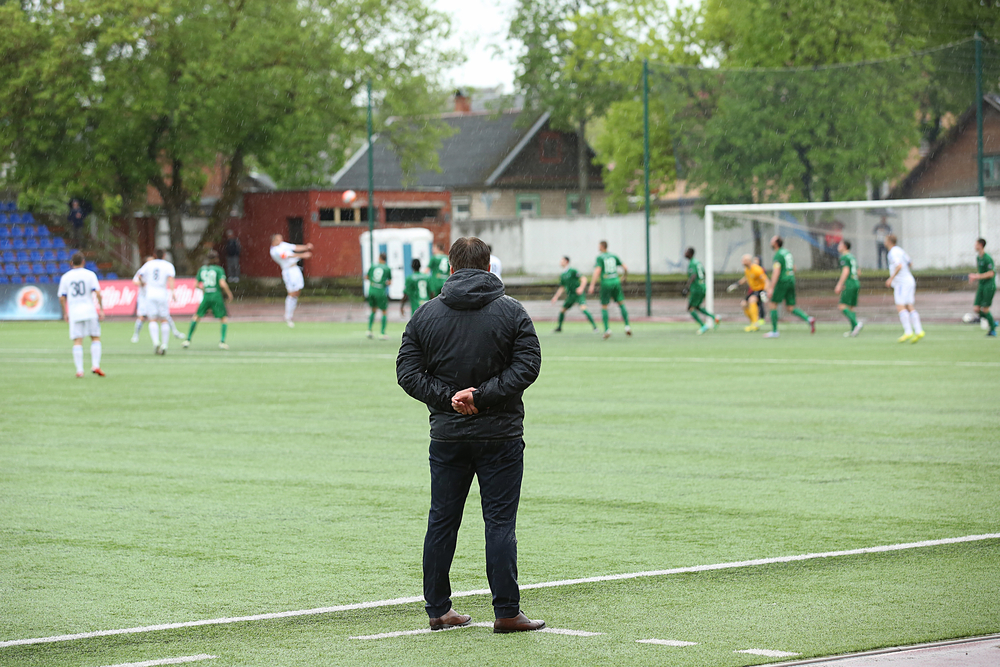 Lynnedslag dræber fodboldtræner under træning