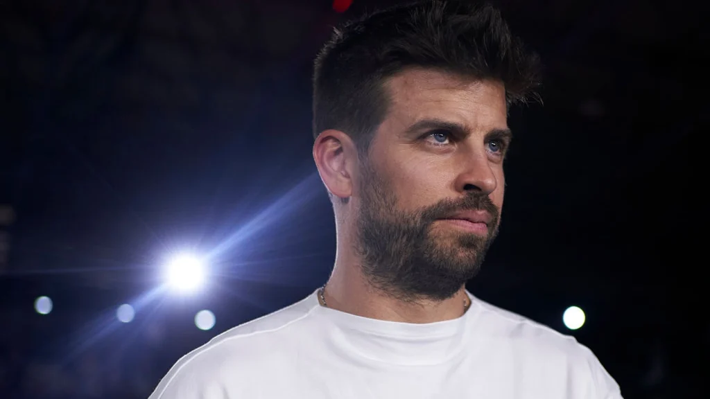 Gerard Pique viser hvordan en lønseddel ser ud for en professionel fodboldspiller