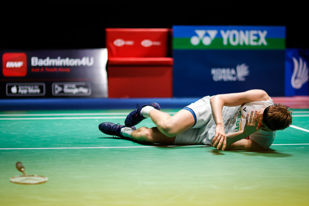 Sker kun i badminton: Anders Antonsen brød ud i grin, da dette skete midt under kampen