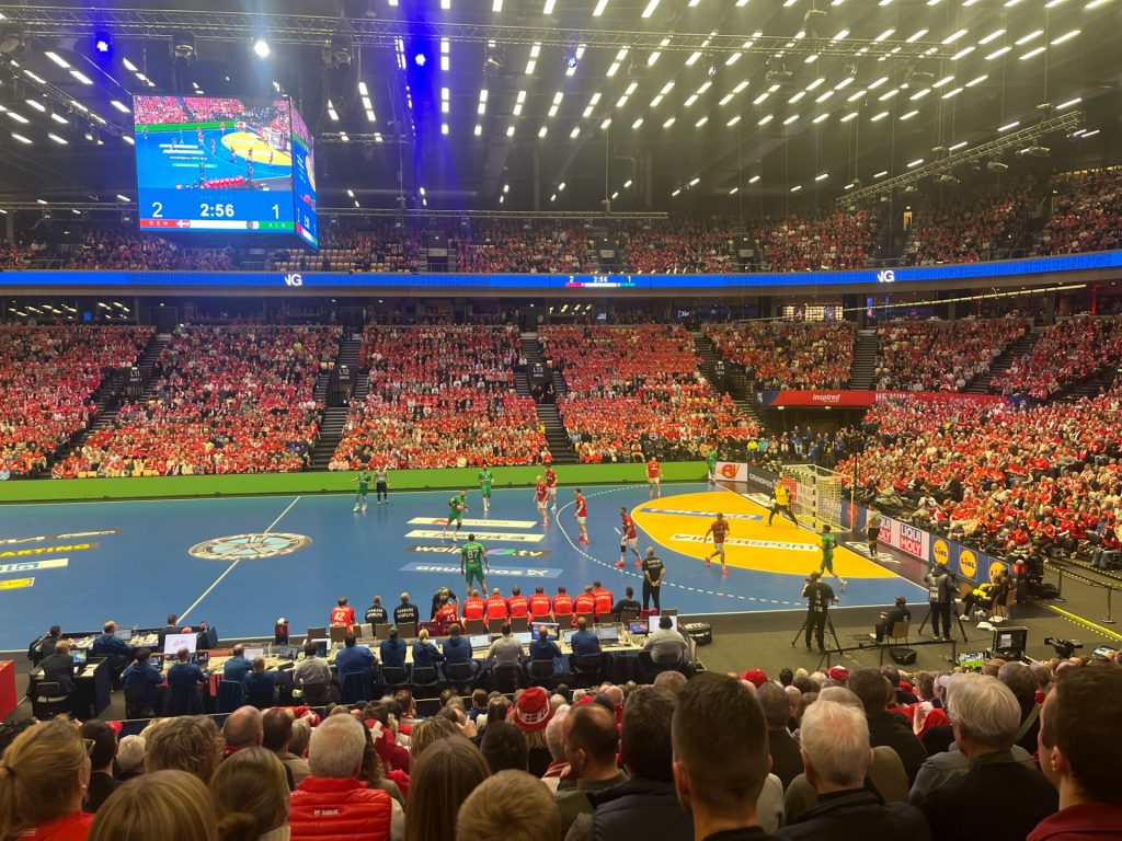 Danmark i kontrol ved halvleg efter nervøs start