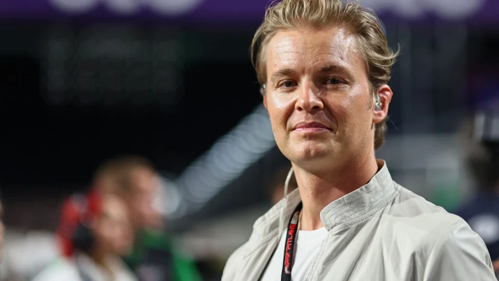 Mercedes har udset Lewis Hamilton-afløser – men nu advarer F1-legende mod belsutningen