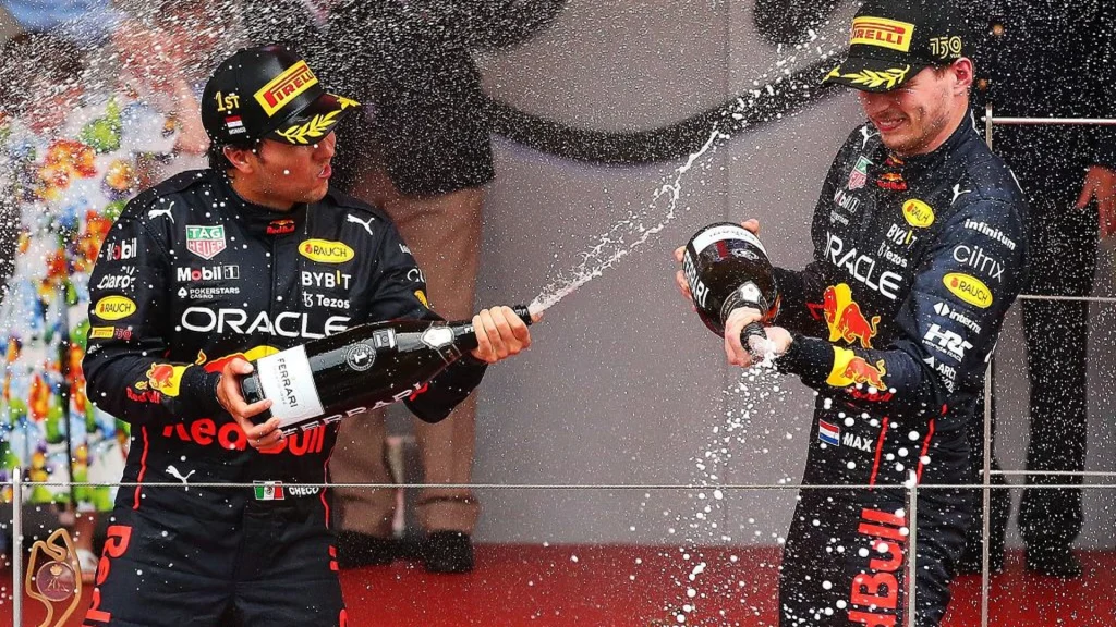 Max Verstappen hyldes efter to sejre på én dag: ‘Han er en racer-maskine’