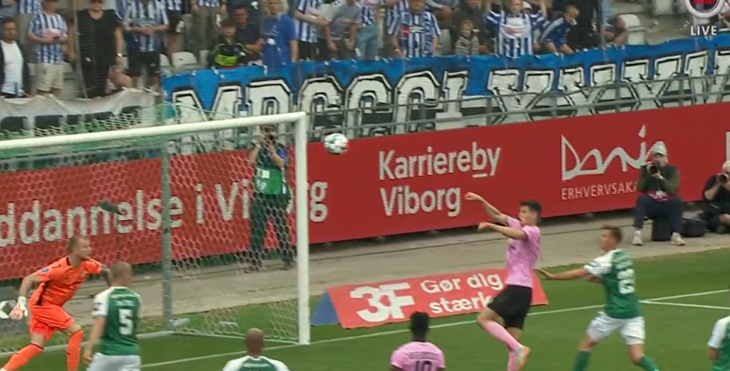 “Det er noget forbandet svineri” – Kaotiske scener på tribunen stopper Viborg FF – OB