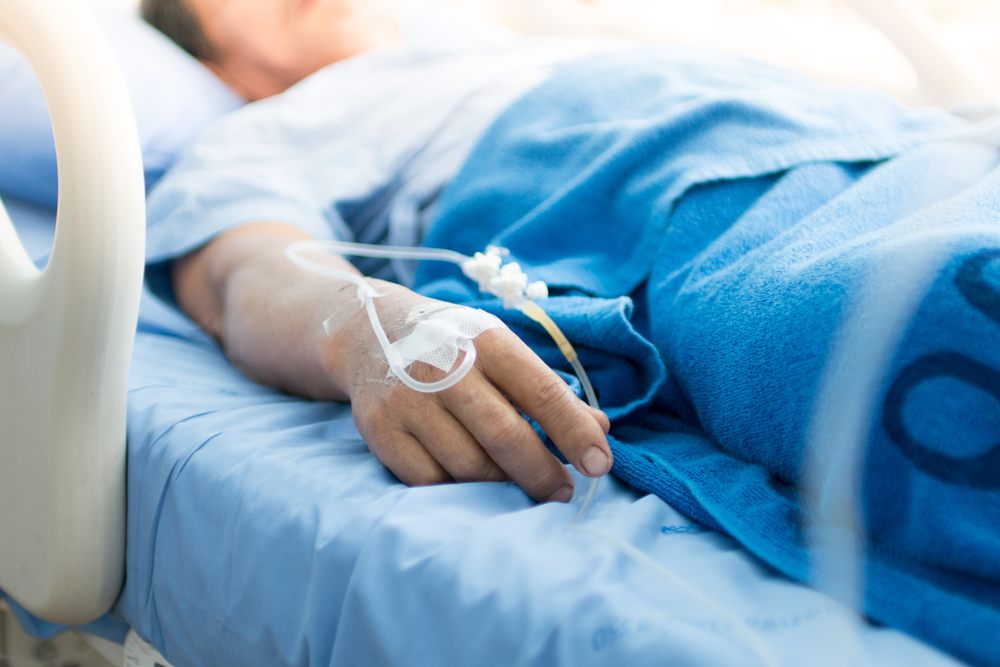 MMA-kæmper hastet til hospitalet efter skud i brystet