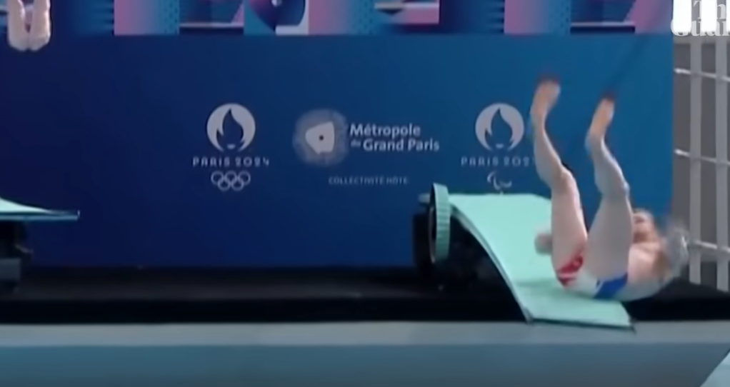 Pinlig bommert foran præsidenten: Fransk OL-atlet glider under indvielsen af ny olympisk pool