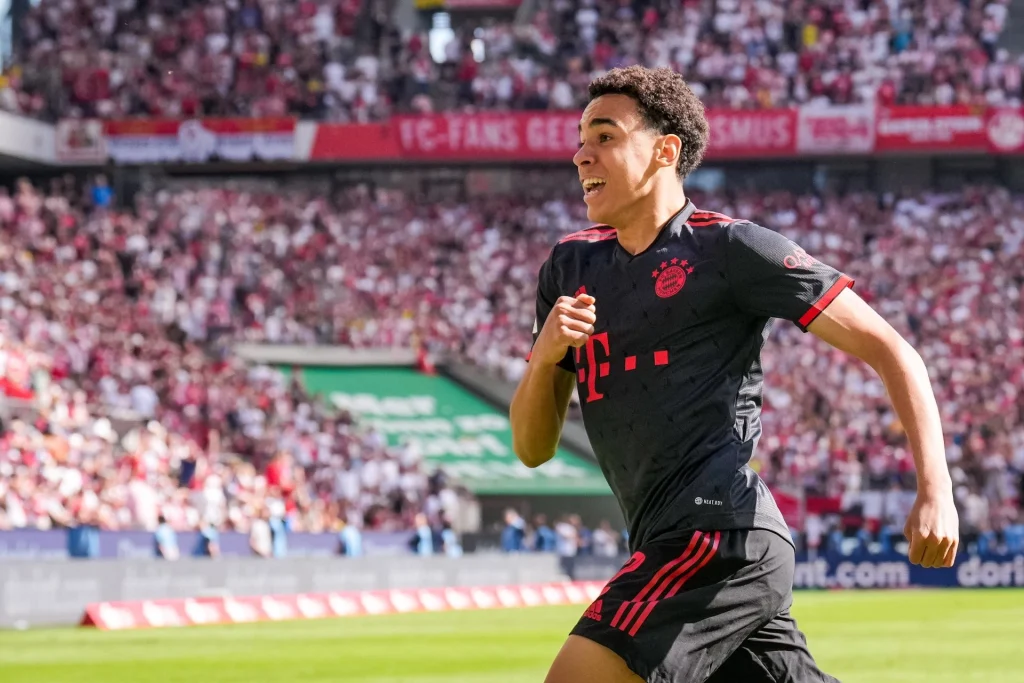 Jamal Musiala tilbage om få uger: Bayern-boss afviser bekymring for stjerne